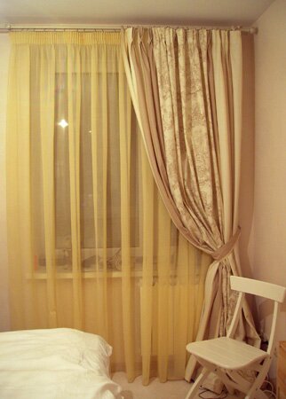 Шторы из легкого материала создают уют