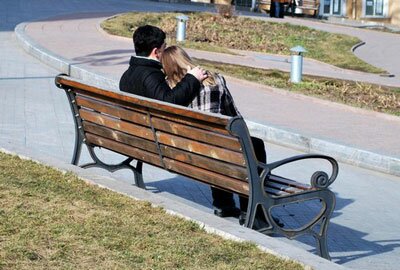 влюбленные на скамейке влюбленные на скамейке