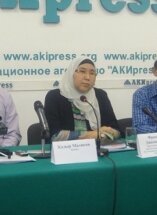 В Кыргызстане мусульманки требуют соблюдения права школьниц ходить в хиджабах