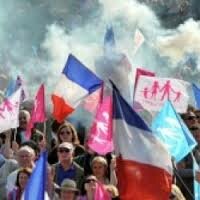 Мэры французских городов выступили против однополых союзов