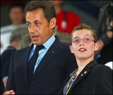 Сын Саркози закидал помидорами сотрудницу полиции