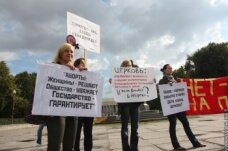 Феминистки Петербурга и Москвы митингуют против антиабортного закона