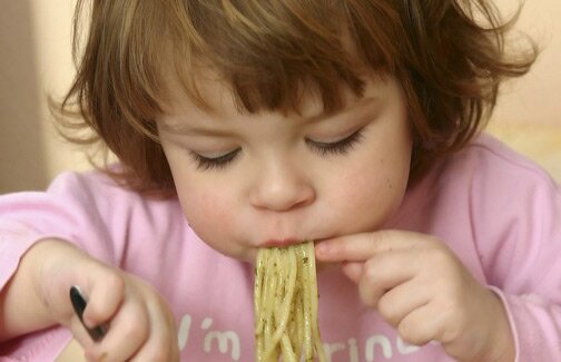 Хороший аппетит ребенка макароны