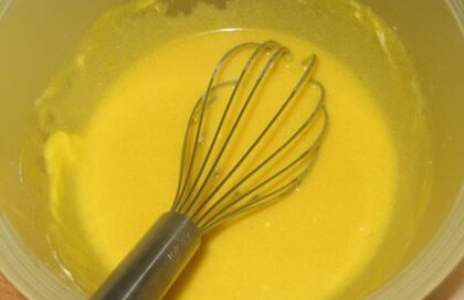 Бисквит с яблоками взбиваем