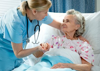 Женщина-врач помощь Женщина-врач помощь