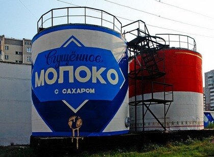 Скульптура сгущенки и супа "Кэмпбелл". Екатеринбург