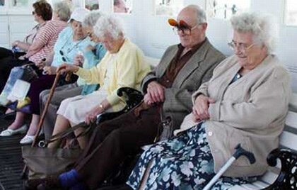 Пожилые люди очереди Пожилые люди очереди