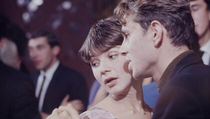 молодые люди танцуют