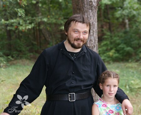о. Николай (Тарасенко) с ребенком