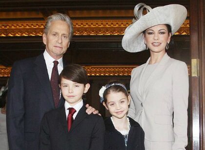 Майкл Дуглас и Кетрин Зета-Джонс с детьми