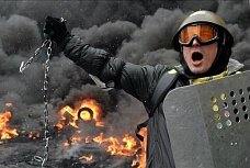 Пока Януковича призывают не быть тряпкой, мэр Киева взял ответственность на себя