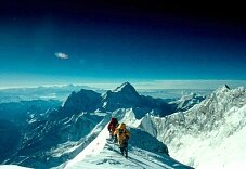 13 человек погибло при сходе лавины на Эвересте