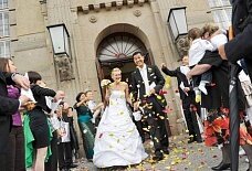 Около трети британских невест отказываются брать фамилию мужа