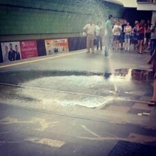 В Минске на платформе метро "Купаловская" прорвало кран 