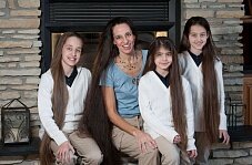 Мама с тремя дочерьми отрастили волосы общей длиной 4 метра