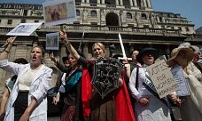 Женщины протестуют против замены изображения на купюре в 5 фунтов