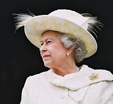 Versace вдохновляется стилем королевы