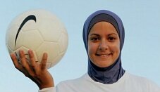 Футболистки облачились в хиджаб ради коллеги-мусульманки