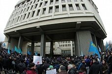 Симферополь: 2 погибших и 30 раненых, парламент захвачен