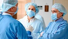 Зарплаты медикам поднимут, но только осенью