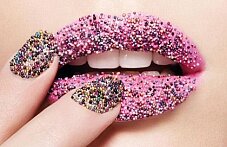 Яркий дизайн ногтей: маникюр для особых случаев