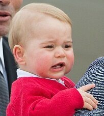 Принц Джордж достойно делает первые шаги