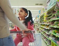 Американские ученые: совместный шопинг с родителями делает детей счастливыми