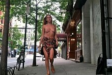 Дочь Брюса Уиллиса и Деми Мур устроила топлес-протест