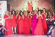 Благотворительное дефиле в красных платьях