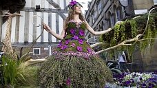 В Манчестере создали платье из цветов