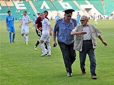 Гомельский пенсионер на чемпионате отобрал у футболистов мяч