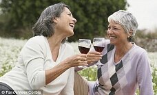 Бокал вина в день защитит организм во время менопаузы