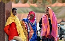 Кениек заставят ездить на мотоцикле боком