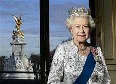 Королева Великобритании празднует шестидесятую годовщину со дня коронации