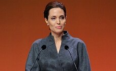 Анджелина Джоли получила женский рыцарский титул