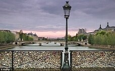 Самый знаменитый мост Парижа обрушился из-за «любви»