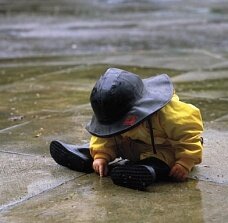 Научить ребенка беречь одежду