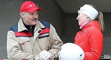 На субботнике Лукашенко и Домрачева строили роддом 