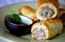 Слоеные пирожки с курицей